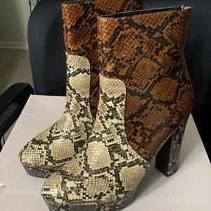 Women snakeskin booties